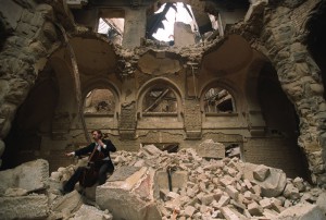Während des Kriegs in Sarajevo in der teilweise zerstörten Nationalbibliothek 1992. By Mikhail Evstafiev (Mikhail Evstafiev) [GFDL, CC-BY-SA-3.0 or CC BY-SA 2.5], via Wikimedia Commons