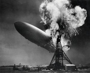 Das brennende Luftschiff: Der LZ 129 „Hindenburg“ verunglückte am 6. Mai 1937 bei der Landung in Lakehurst. By Sam Shere [No restrictions], via Wikimedia Commons