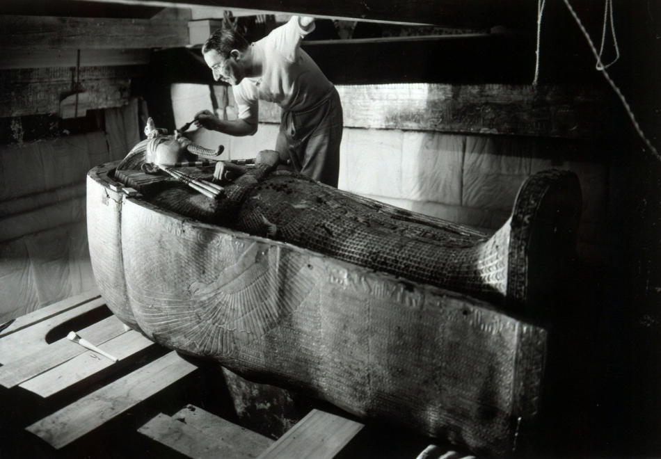 Howard Carter im Grab von Tutanchamun. By Harry Burton (http://bigpicture.ru/?p=36924) [Public domain], via Wikimedia Commons
