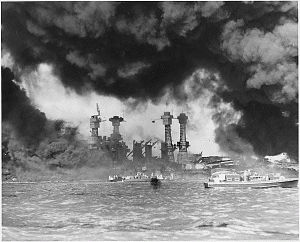 Angriff auf Pearl Harbor. By U.S. Navy photo NH 94379; [Public domain], via Wikimedia Commons