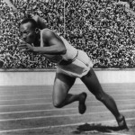 Jesse Owens.  Gemeinfrei via Wikimedia Commons