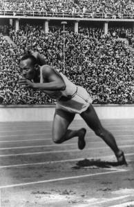 Jesse Owens.  Gemeinfrei via Wikimedia Commons
