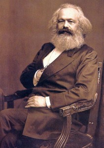 Karl Marx (1875; Fotografie von John Mayall jun.) John Jabez Edwin Mayall [Public domain], via Wikimedia Commons