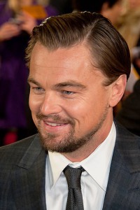 DiCaprio bei der Londoner Premiere von The Wolf of Wall Street (2014). By Christopher William Adach from London, UK (WP - random_-26) [CC BY-SA 2.0], via Wikimedia Commons