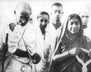 Gandhi und Sarojini Naidu beim Salzmarsch, 1930. See page for author [Public domain or Public domain], via Wikimedia Commons