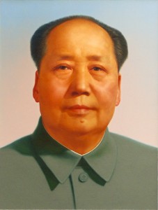 Offizielles Porträt Mao Zedongs am Tor des Himmlischen Friedens. By Zhang Zhenshi (1914–1992). Mao Zedong portrait attributed to Zhang Zhenshi and a committee of artists (see [1]). [CC BY 2.0], via Wikimedia Commons