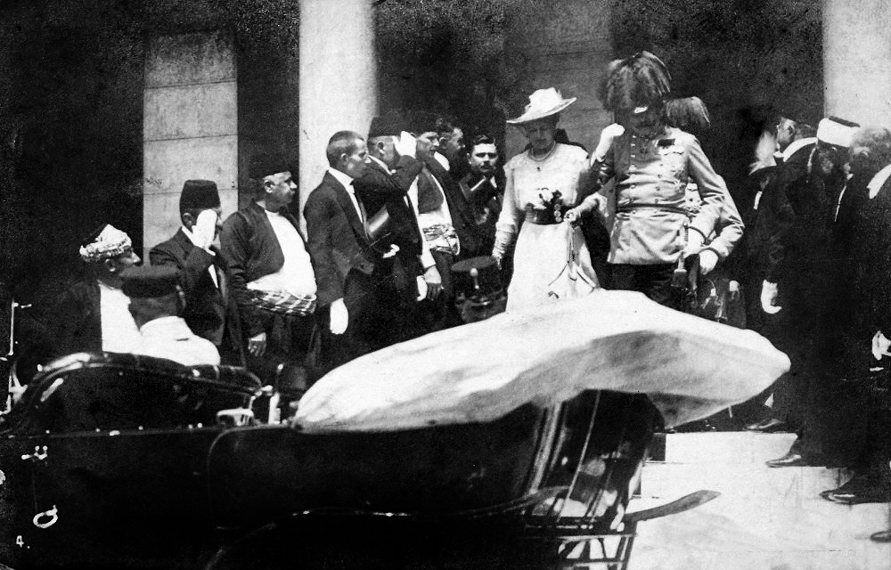 Beim Attentat von Sarajevo am 28. Juni 1914 wurden der Thronfolger Österreich-Ungarns, Erzherzog Franz Ferdinand, und seine Gemahlin Sophie Chotek, Herzogin von Hohenberg bei ihrem Besuch in Sarajevo von Gavrilo Princip, einem Mitglied der serbisch-nationalistischen Bewegung Mlada Bosna, ermordet. Das Attentat in der bosnischen Hauptstadt löste die Julikrise aus, die schließlich zum Ersten Weltkrieg führte.