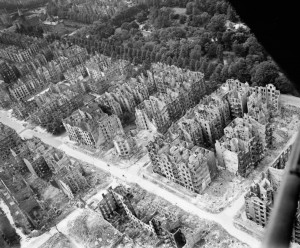 Hamburg nach den Luftangriffen 1943. By Dowd J (Fg Off), Royal Air Force official photographer [Public domain], via Wikimedia Commons