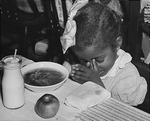 "New Deal" war eine Serie von Wirtschafts- und Sozialreformen in Amerika. Ein Schulspeisungsprogramm gegen die Unterernährung von Kindern war eine der Maßnahmen zur Linderung der Not. By Uncredited photographer [Public domain], via Wikimedia Commons
