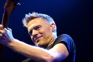 Bryan Adams live (2007). By Marco Maas (originally posted to Flickr as _MG_0631_flickr) [CC BY 2.0], via Wikimedia Commons