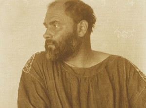 Gustav Klimt (Fotografie von Anton Josef Trčka, 1913). Josef Anton Trčka [Public domain], via Wikimedia Commons