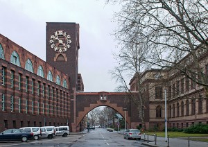 Der Behrens-Bau mit Turm, Verwaltungsbau. By Eva K. (Eva K.) [GFDL 1.2 or FAL], via Wikimedia Commons