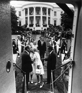 Richard Nixon verlässt das Weiße Haus. Oliver F. Atkins [Public domain], via Wikimedia Commons