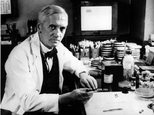Alexander Fleming, Entdecker des Penicillins. By Calibuon at English Wikibooks [Public domain], via Wikimedia Commons