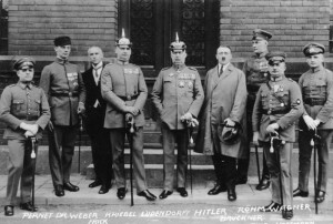 Teilnehmer am Hitler-Prozess. Bundesarchiv, Bild 102-00344A / Heinrich Hoffmann / CC-BY-SA 3.0 [CC BY-SA 3.0 de], via Wikimedia Commons