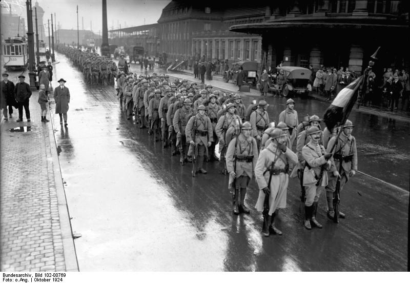 Abzug der letzten französischen Truppen aus Dortmund. Bundesarchiv, Bild 102-00769 / CC-BY-SA 3.0 [CC BY-SA 3.0 de], via Wikimedia Commons