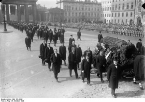 Die feierliche Beisetzung des deutschen Reichsaussenministers Dr. Stresemann in Berlin!
Der mit der Flagge den Reiches bedeckte Sarg wird von dem Attachés zur letzten Ruhe begleitet. Dahinter die Söhne des Verstobenen sowie der Reichspräsident von Hindenburg.