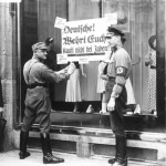 Berliner SA-Männer beim Anbringen von Plakaten, die zum Boykott jüdischer Geschäfte aufrufen, am 1. April 1933. Bundesarchiv, Bild 102-14468 / Georg Pahl / CC-BY-SA 3.0 [CC BY-SA 3.0 de], via Wikimedia Commons