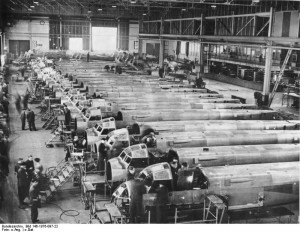 Aufrüstung, Junkers-Werk Aschersleben: Serienbau von Ju 88-Rümpfen. Bundesarchiv, Bild 146-1976-097-22 / CC-BY-SA 3.0 [CC BY-SA 3.0 de], via Wikimedia Commons