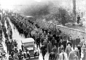Nach dem Novemberpogrom wird eine Kolonne Juden zur Schutzhaft ins KZ gebracht, Baden-Baden, November 1938. Bundesarchiv, Bild 183-86686-0008 / CC-BY-SA 3.0 [CC BY-SA 3.0 de], via Wikimedia Commons