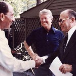 v. l. n. r.: Anwar as-Sadat, Jimmy Carter und Menachem Begin in Camp David. See page for author [Public domain], via Wikimedia Commons
