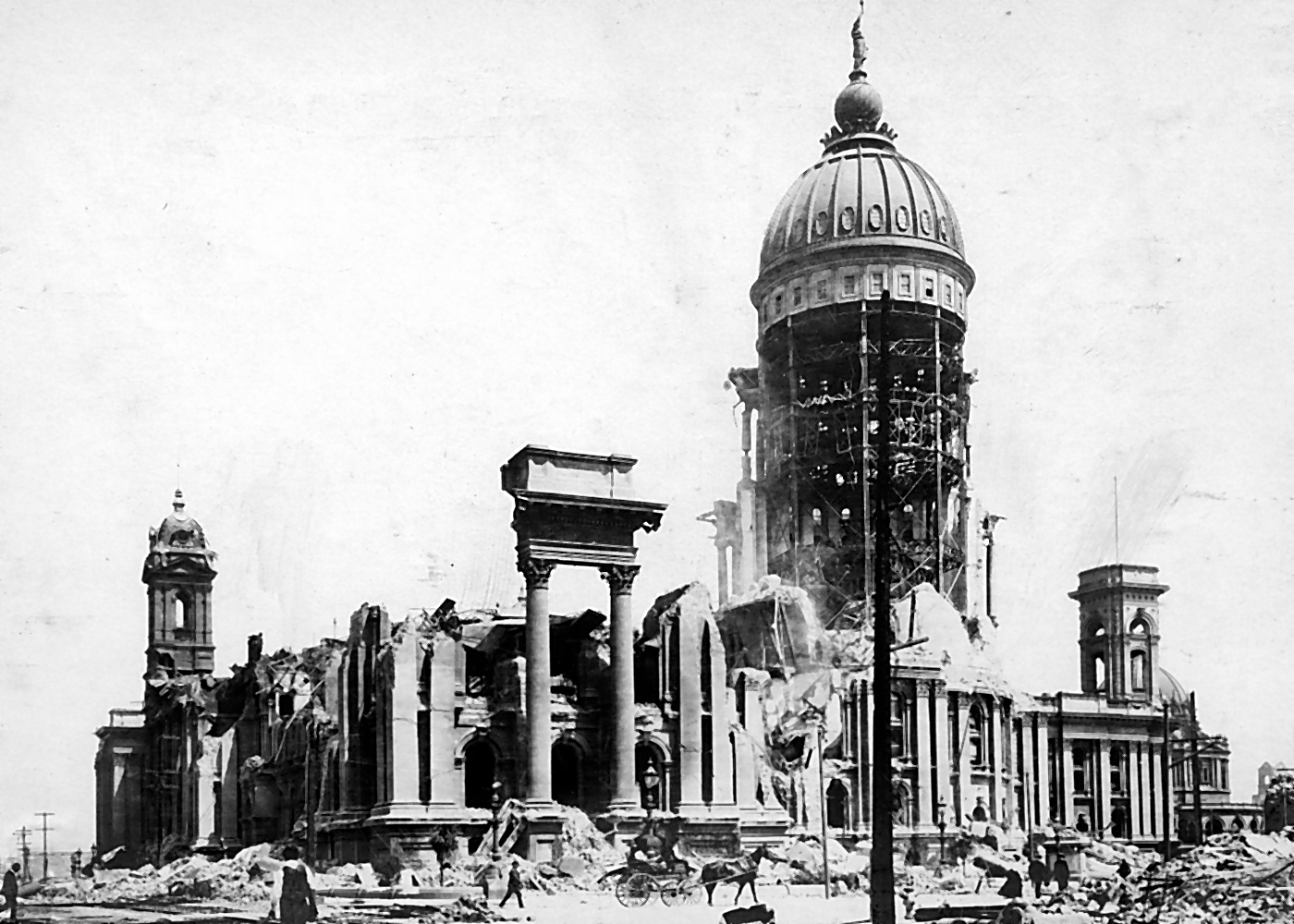 Das Rathaus von San Francisco nach dem Erdbeben von 1906. By Walter Curran Mendenhall [Public domain], via Wikimedia Commons