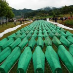 Massaker von Srebrenica während des Bosnienkriegs: Begräbnis von 465 identifizierten Massakeropfern 2007. I, Pyramid [GFDL, CC-BY-SA-3.0 or FAL], via Wikimedia Commons