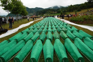 Massaker von Srebrenica während des Bosnienkriegs: Begräbnis von 465 identifizierten Massakeropfern 2007. I, Pyramid [GFDL, CC-BY-SA-3.0 or FAL], via Wikimedia Commons