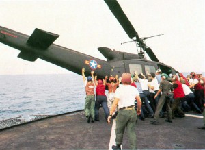 Operation Frequent Wind: Um die Landefläche auf einem US-Flugzeugträger für die Landung einer Cessna O-1 freizuräumen, wird ein südvietnamesischer Hubschrauber ins Meer gekippt. See page for author [Public domain], via Wikimedia Commons
