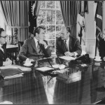 R. Nixon spricht mit dem künftigen Vizepräsidenten G. Ford. By Unknown or not provided (U.S. National Archives and Records Administration) [Public domain], via Wikimedia Commons