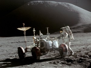 Jim Irwin mit dem Lunar Roving Vehicle der Apollo-15-Mission. By NASA/David Scott [Public domain], via Wikimedia Commons