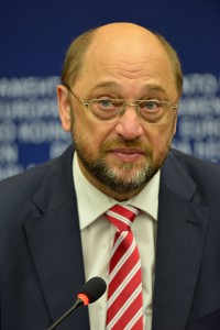 Martin Schulz auf der Pressekonferenz nach seiner Wiederwahl zum Präsidenten des Europaparlamentes. Ralf Roletschek [GFDL 1.2 or CC BY-SA 3.0], via Wikimedia Commons