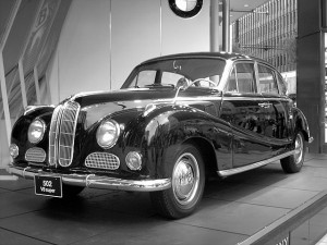 BMW 502 V8. By No machine-readable author provided. Kici assumed (based on copyright claims). [Public domain], via Wikimedia Commons
