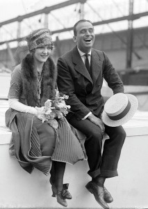 9. Dezember 1933: Mary Pickford und Douglas Fairbanks Scheidung. By Unknown (Bain News Service, publisher) [Public domain], via Wikimedia Commons