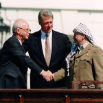 Jitzhak Rabin, Bill Clinton und Jassir Arafat im Zuge des Oslo-Friedensprozesses am 13. September 1993 vor dem Weißen Haus in Washington, DC. By Vince Musi / The White House [Public domain], via Wikimedia Commons