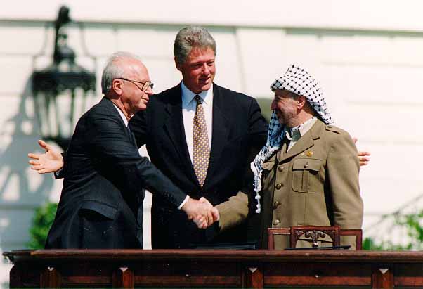 Jitzhak Rabin, Bill Clinton und Jassir Arafat im Zuge des Oslo-Friedensprozesses am 13. September 1993 vor dem Weißen Haus in Washington, DC. By Vince Musi / The White House [Public domain], via Wikimedia Commons