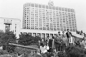 Boris Jelzin und Anhänger vor dem Weißen Haus (damals Gebäude des Ministerrates) am 19. August 1991. Kremlin.ru [CC BY 3.0 or CC BY 4.0], via Wikimedia Commons