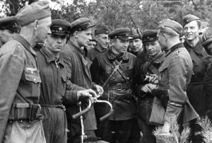 Polenfeldzug: Treffen deutscher und sowjetischer Soldaten in Polen, 20. September 1939. Bundesarchiv, Bild 101I-121-0008-25 / Ehlert, Max / CC-BY-SA 3.0 [CC BY-SA 3.0 de], via Wikimedia Commons