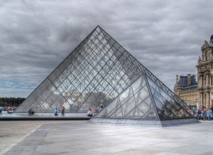 Glaspyramide im Innenhof des Louvre © Foto Josef Höckner, München