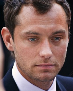 Jude Law beim Internationalen Film Festival in Toronto (2007). By Indian Nomad (Originally uploaded to Flickr as Jude Law) [CC BY 3.0], via Wikimedia Commons