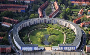 Luftaufnahme der Hufeisensiedlung in Berlin. By Sebastian Trommer (Own work) [CC BY-SA 3.0], via Wikimedia Commons