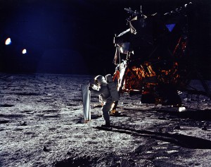 Aldrin richtet ein Sonnenwindsegel aus, Apollo 11. By NASA (NASA) [Public domain], via Wikimedia Commons