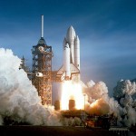 12. April 1981: Die US-amerikanische Raumfähre “Columbia” startet von Cape Canaveral aus zu ihrem Jungfernflug. By NASA (Great Images in NASA (image link)) [Public domain], via Wikimedia Commons