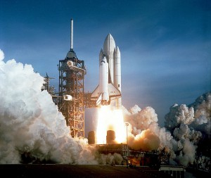 12. April 1981: Die US-amerikanische Raumfähre “Columbia” startet von Cape Canaveral aus zu ihrem Jungfernflug. By NASA (Great Images in NASA (image link)) [Public domain], via Wikimedia Commons