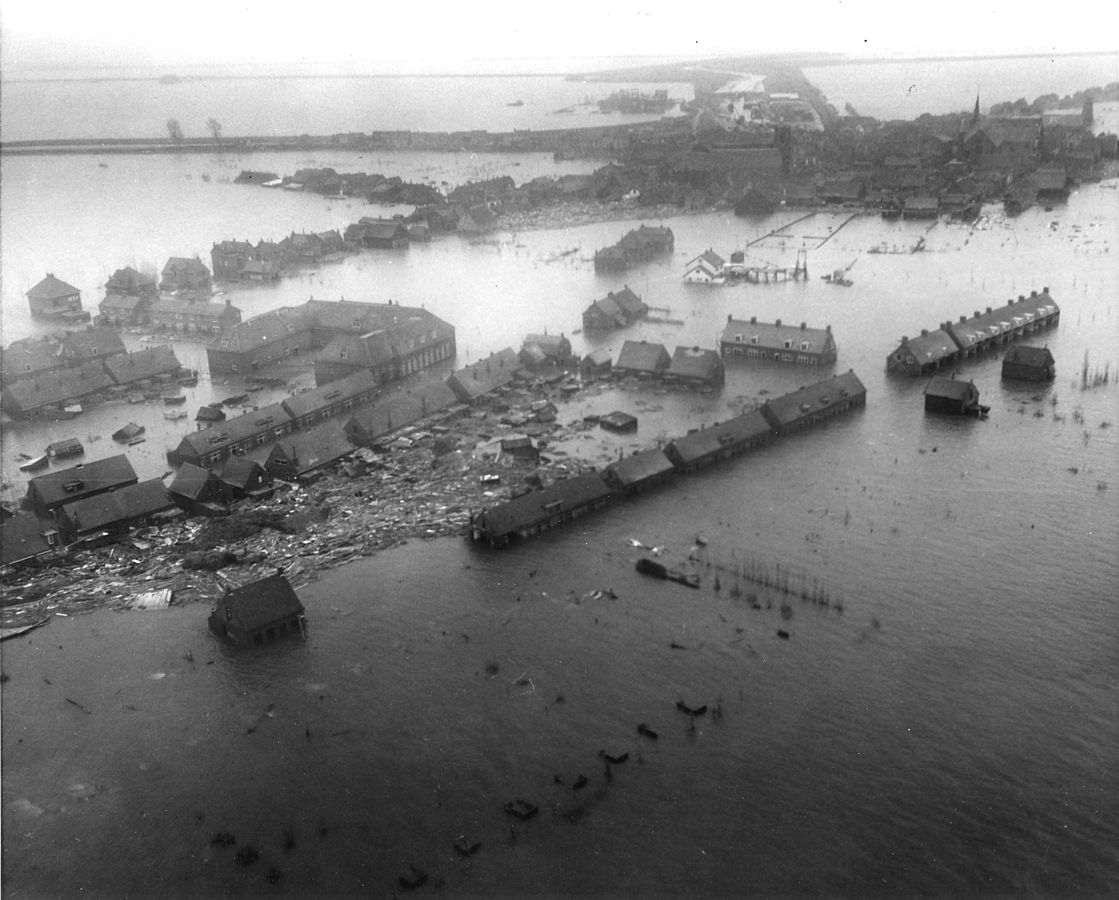 Flutkatastrophe von 1953 in den Niederlanden. Blick über das überflutete Oude-Tonge auf Goeree-Overflakkee. By Agency for International Development [Public domain], via Wikimedia Commons