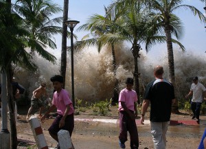 Auftreffen des Tsunamis an der Küste Thailands. By David Rydevik (email: david.rydevik@gmail.com), Stockholm, Sweden. (Originally at Bild:Davidsvågfoto.JPG.) [Public domain], via Wikimedia Commons