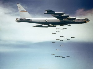 Boeing B-52 beim Bombenabwurf. By USAF [Public domain], via Wikimedia Commons