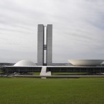 Brasília: Kongressgebäude Congresso Nacional (Architekt: Oscar Niemeyer). By Marcelo Jorge Vieira from Brazil (Flickr) [CC BY-SA 2.0], via Wikimedia Commons