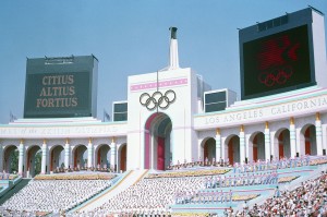 Das Los Angeles Coliseum während der Olympischen Sommerspiele 1984. By unknown, U.S. Air Force [Public domain], via Wikimedia Commons