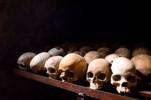 Ruanda, Schädel von Opfern des Völkermordes in der Gedenkstätte von Nyamata. I, Inisheer [GFDL, CC-BY-SA-3.0 or CC BY-SA 2.5-2.0-1.0], via Wikimedia Commons